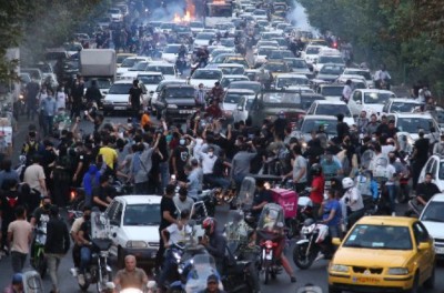 People clash with police during a protest following the death of Mahsa Amini, in Tehran, Iran, 21 September 2022. ©EPA-EFE