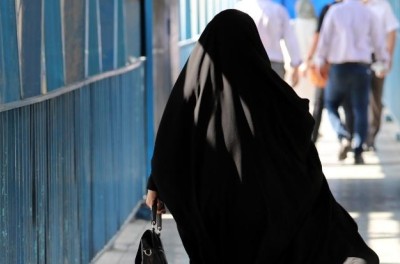 An Iranian woman walks in a street in Tehran, Iran, 19 September 2022. ©EPA-EFE