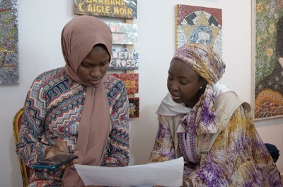 孔巴·法尔·维恩（Coumba Fall Ven）女士与拉马图拉伊·巴塞（Ramatoulaye Basse）一起解读由ETU JAMM监测室的观察员发送的报告。人权高专办西非处-Habibou Dia