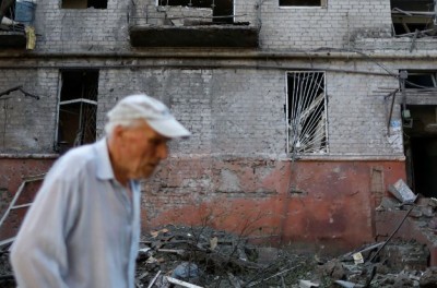 رجل أوكراني يمرّ أمام مبنى سكني أصابته غارة روسية في ظلّ استمرار اعتداء روسيا على أوكرانيا، في كراماتورسك بمنطقة دونيتسك في أوكرانيا، 31 آب/ أغسطس 2022 © رويترز