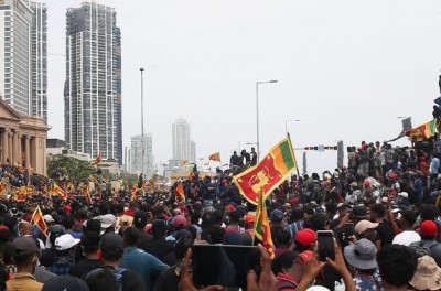 Des personnes brandissent le drapeau national sri-lankais durant une manifestation contre le Président Gotabaya Rajapaksa et demandent sa démission, dans un contexte de crise économique nationale, à Colombo, à Sri Lanka, le 9 juillet 2022.