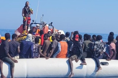 Ocean Viking, un bateau à marchandises menant des opérations de sauvetage en Méditerranée centrale vient en aide à un bateau gonflable surchargé, en détresse dans les eaux internationales près de la côte libyenne, le dimanche 24 juillet 2022. © Reuters