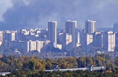Un humo negro se eleva sobre la capital de Ucrania, Kiev, el 10 de octubre de 2022. © Reuters