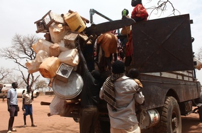لاجئون يحمّلون أمتعتهم على شاحنة أثناء استعدادهم للعودة إلى جبال النوبة من مخيم ييدا في ولاية الوحدة بجنوب السودان، 20 نيسان/ أبريل 2013. © رويترز/ أندرييا كامبانو