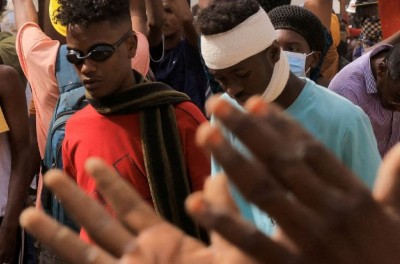 متظاهرون يشاركون في مسيرة في الخرطوم بالسودان ضد الحكم العسكري في أعقاب الانقلاب الأخير، 29 أيلول/ سبتمبر 2022 © رويترز/ محمد نور الدين عبد الله 