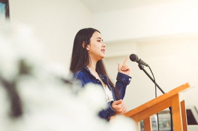  (Una chica joven da un discurso) © Fotografía:  GettyImages/Lisa5201
