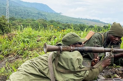 2022年5月28日，刚果民主共和国北基伍省戈马城外，刚果民主共和国武装部队士兵在刚果-卢旺达边境附近重新开战后严阵以待。©路透社/Djaffar Sabiti