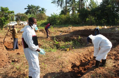2019年6月，技术援助小组在刚果民主共和国中开赛省卡宗巴（Kazumba）地区的奇苏库（Tshisuku）发掘群葬坑 ©联刚稳定团／联合人权办公室
