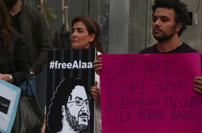 Manifestantes sostienen pancartas mientras exigen la liberación del egipcio-británico en huelga de hambre Alaa Abd el-Fattah cerca de la embajada británica en Beirut, Líbano, el 7 de noviembre de 2022. © Reuters