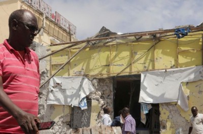 عدد من السكان ينظرون إلى موقع الاعتداء الذي نفّذته جماعة الشباب المرتبطة بتنظيم القاعدة في مقديشو بالصومال، 21 أغسطس/ آب 2022 Ⓒ رويترز