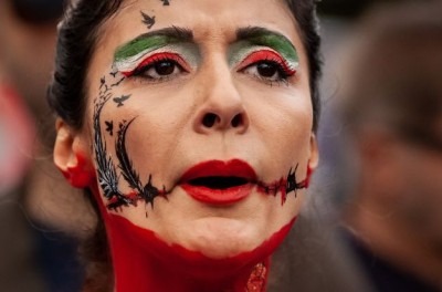 华盛顿特区，抗议玛莎·阿米妮（Mahsa Amini）死亡和声援在伊朗为她抗议的人的游行。©路透社