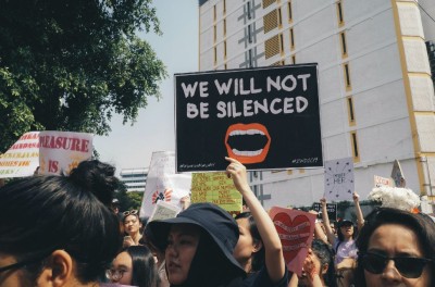 نساء يحملن لافتات خلال مسيرة نسائية في آذار/ مارس 2019 في كوالالمبور © موقع Unsplash/ ميشيل دينغ