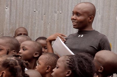 Steve Arodi parlant à des enfants à Mathare, Nairobi, Kenya. © Yves Matthey