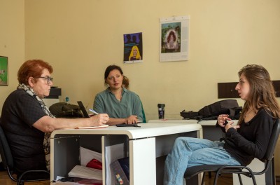 Группа из трех женщин сидит за столом во время интервью в Грузии. © Гела Бедианашвили/УВКПЧ