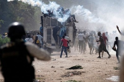 الشرطة الوطنية الهايتية تطلق الغاز المسيل للدموع خلال احتجاجات تطالب باستقالة رئيس وزراء هايتي أرييل هنري بعد أسابيع من استفحال النقص في المواد الأساسية في بورت-أو-برينس بهايتي. Ⓒ رويترز