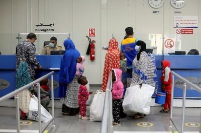 مهاجرون يسجلون وصولهم لترحيلهم إلى بلادهم من مطار مصراتة بليبيا، 3 تشرين الثاني/ نوفمبر 2021، رويترز.