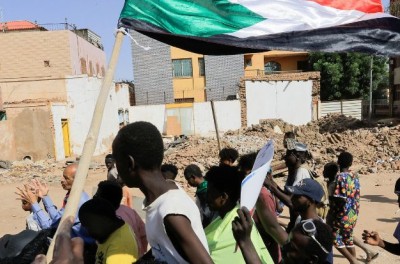 Pie de foto: Manifestantes marchan durante una concentración contra el régimen militar tras el último golpe de Estado, en Jartum, Sudán 23 de noviembre de 2022 © REUTERS