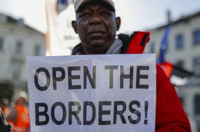 متظاهر يشارك في مسيرة ’الحقوق لا الموت‘ دعمًا للمهاجرين، في بروكسيل ببلجيكا، تشرين الأوّل/ أكتوبر 2022. © الوكالة الأوروبية للصور الصحفية/ جوليان وارناند