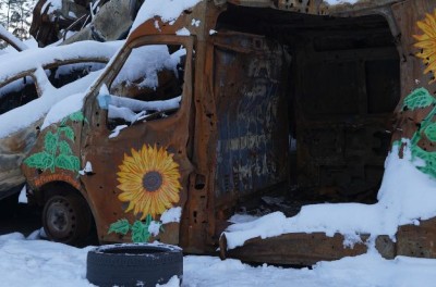 Cementerio de vehículos destruidos por la agresión rusa cerca de Bucha, Ucrania, 4 de diciembre de 2022. Foto de Anthony Headley/ACNUDH