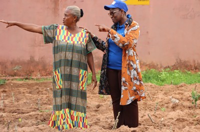 Aminata Kebe, coordonnatrice du PAPEV et Georgina Da Silva, responsable de la gestion du centre d’accueil pour filles d’AMIC, dans un jardin maraîcher. © Habibou Dia, Bureau régional du HCDH pour l’Afrique de l’Ouest