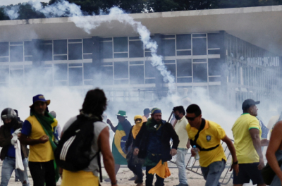 2023年1月8日，巴西前总统雅伊尔·博索纳罗（Jair Bolsonaro）的支持者在首都巴西利亚的总统府（Planalto Palace）外示威反对现任总统路易斯·伊纳西奥·卢拉·达席尔瓦（Luiz Inacio Lula da Silva）。©路透社/Ueslei Marcelino