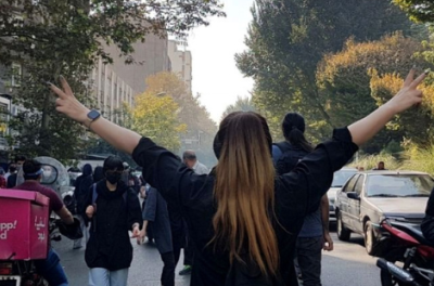抗议者在抗议伊朗年轻妇女马赫萨·阿米尼（Mahsa Amini）死亡事件期间堵塞了道路。阿米尼因未按规定佩戴头巾于2022年9月在德黑兰被捕，10月1日在拘留期间死亡。© 欧新社-埃菲通讯社