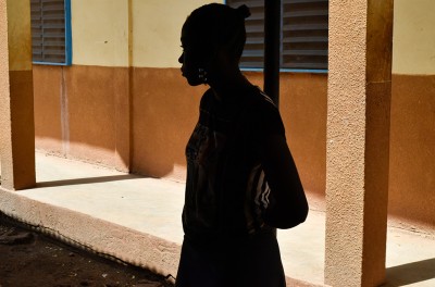 Una mujer joven, que escapó de un matrimonio forzado, acude al albergue de monjas católicas, Sainte Maria Goretti, en el lugar donde vive ahora en Kaya, Burkina Faso, 23 de febrero de 2022. © REUTERS/Anne Mimault