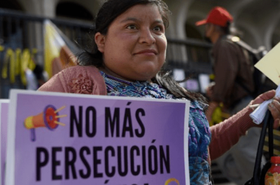 Organizaciones de la sociedad civil realizan un plantón frente a la Corte Suprema de Justicia en apoyo a la ex jefa de la Fiscalía Especial, Virginia Laparra, quien enfrenta un juicio por el presunto delito de abuso continuado de autoridad, en Ciudad de Guatemala, el 28 de noviembre de 2022. Ⓒ EPA-EFE 