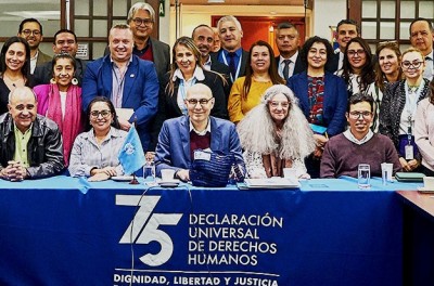 Dignité, liberté et justice pour tous : le Haut-Commissaire Volker Türk planifie le 75e anniversaire de la Déclaration universelle des droits de l’homme durant une réunion à Bogota. © HCDH