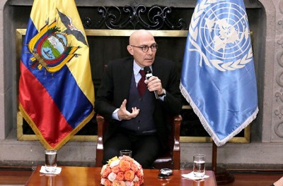 Le Haut-Commissaire des Nations Unies aux droits de l’homme Volker Türk (au centre) durant un événement de la DUDH 75 à Quito, en Équateur, avec le premier Haut-Commissaire des Nations Unies aux droits de l’homme José Ayala-Lasso (à gauche) et la coordonnatrice résidente des Nations Unies en Équateur Lena Savelli (à droite). © HCDH.