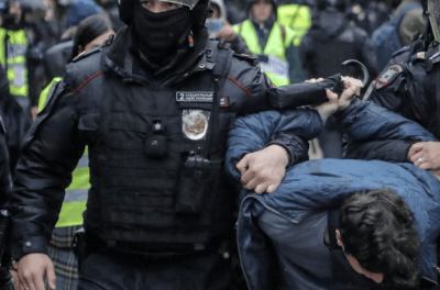 الشرطة تحتجز متظاهرًا شارك في مظاهرة غير مرخّصة في موسكو ضد التعبئة العسكرية الجزئية. © الوكالة الأوروبية للصور الصحفية - وكالة الإعلام الإسبانيّة