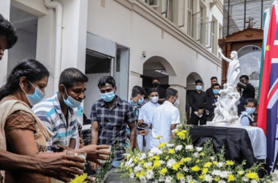 À l’occasion de la commémoration du troisième anniversaire des attentats du dimanche de Pâques de 2019, des proches de victimes et des survivants allument des bougies à l’église Saint-Anthony de Kochchikade à Colombo, à Sri Lanka. © EPA-EFE