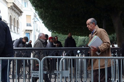 Personnes marchant devant un tribunal de Tunis. Tunisie, le 10 janvier 2023. © REUTERS/Jihed Abidellaoui