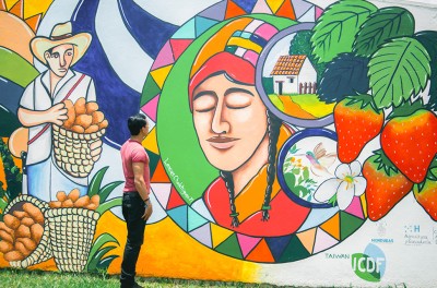 دييغو أوسورتو، أمام رسومه الجدارية التي تصوّر شعب لينكا الأصلي، في لا إسبيرانزا بمقاطعة إنتيبوكا، هندوراس © مكتب المفوضية السامية لحقوق الإنسان في هندوراس
