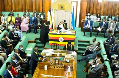 Plusieurs législateurs ougandais participent à un débat sur le projet de loi anti-homosexualité, qui prévoit de lourdes peines en cas de relations entre personnes de même sexe, durant une audience dans le bâtiment abritant le Parlement à Kampala, en Ouganda, le 21 mars 2023. © REUTERS/Abubaker Lubowa