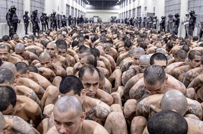 根据2023年3月15日路透社收到的照片，2000名帮派成员被转移到萨尔瓦多特科卢卡（Tecoluca）的恐怖主义监禁中心，等待被带到各自的牢房。© 总统府新闻秘书处／路透社提供
