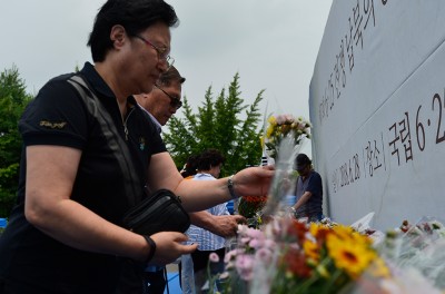 Des familles se rassemblent lors d’une manifestation organisée à l’occasion de la Journée de commémoration des personnes enlevées pendant la guerre de Corée. © HCDH