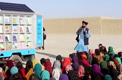 Matiullah Wesa, responsable de la sociedad civil Pen Path con una escuela móvil en Kandahar, fotos extraídas de un vídeo: 30/05/2022 © Reuters Marketplace - Anadolu Audio