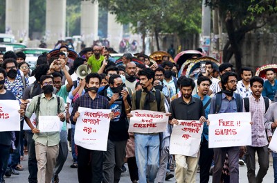 Des étudiants bangladais de différentes universités tiennent des pancartes lors d’un rassemblement pour demander la libération immédiate du journaliste Shamsuzzaman Shams, sur le campus de l’Université de Dhaka, au Bangladesh, le 29 mars 2023. Une plainte a été déposée mercredi contre le journaliste Shamsuzzaman Shams, qui travaille pour Prothom Alo, en vertu de la loi sur la sécurité numérique. © PSuvra Kanti Das / ABACAPRESS.COM