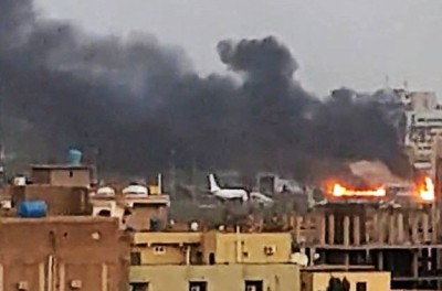 在社交媒体上的一则视频画面中，2023年4月17日，苏丹喀土穆国际机场的停机坪在大火中升起滚滚烟雾。©Abdullah Abdel Moneim／路透社