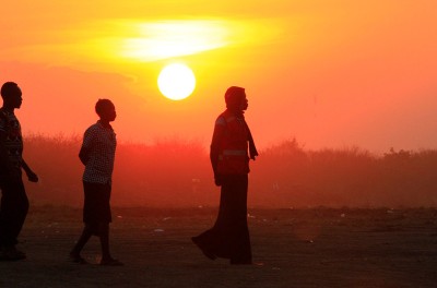 أشخاص فروا من الاشتباكات الدائرة في جنوب السودان يصلون مع غروب الشمس إلى مخيم للاجئين. © رويترز/ جيمس أكينا