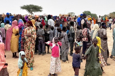 Personas sudanesas, que huyeron de la violencia en su país y están recién llegadas, esperan su turno para registrarse en el campamento cercano a la frontera entre el Sudán y Chad en Adre, Chad, 26 de abril de 2023. © REUTERS/Mahamat Ramadane