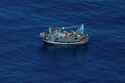 在地中海中部拍摄到一艘遇险船只。2023年4月10日 © Giacomo Zorzi／Sea-Watch／图片来源：路透社
