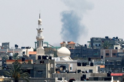 De la fumée s’élève à la suite d’une frappe israélienne, à Gaza, le 10 mai 2023. © REUTERS/Ibraheem Abu Mustafa