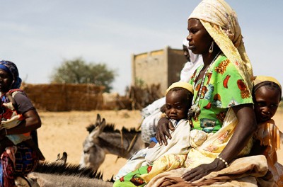Hawa Adam, una mujer sudanesa refugiada que huyó de la violencia en la región de Darfur en Sudán, monta en un burro con sus hijos dirigiéndose a un lugar de abastecimiento de agua cerca de la frontera entre Sudán y Chad en Goungour, Chad, 8 de mayo de 2023. ⒸREUTERS/Zohra Bensemr