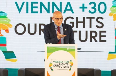 联合国人权事务高级专员福尔克尔·蒂尔克在维也纳世界会议上发表题为“30年后：我们的权利，我们的未来”的主旨演讲。利奥波德博物馆观景露台，奥地利维也纳博物馆区——2023年6月6日 Ⓒ Christine Wambaa