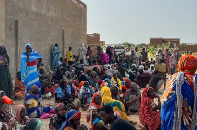 Des réfugiés soudanais se rassemblent alors que les équipes de Médecins sans frontières (MSF) assistent les blessés de guerre du Darfour occidental, au Soudan, à l'hôpital d'Adre, au Tchad, le 16 juin 2023 dans cette image du document. Avec l'aimable autorisation de Mohammad Ghannam/MSF/Document via REUTERS
