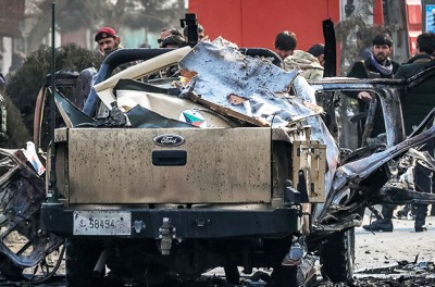 Al menos un civil y un miembro de las fuerzas de seguridad murieron y otro resultó herido tras la explosión de un artefacto explosivo improvisado magnético contra un vehículo del ejército en Kabul. EPA-EFE/HEDAYATULLAH AMID