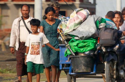 People bring their belongings with tricycle after cyclone Mocha made landfall in Sittwe, Rakhine State, Myanmar, 15 May 2023. The UN humanitarian aid office OCHA said that tropical cyclone Mocha made landfall in Myanmar on 14 May afternoon with maximum sustained winds of 250 km/h, and wind gusts up to 305 km/h. © EPA-EFE/NYUNT WIN