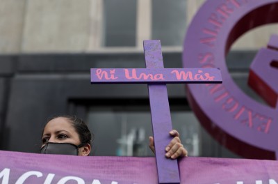 Una mujer sostiene una cruz en la que se lee "no más desaparecidos" durante una marcha en demanda de justicia para las víctimas de violencia de género y feminicidios en Ciudad de México, México. © REUTERS/Raquel Cunha. 